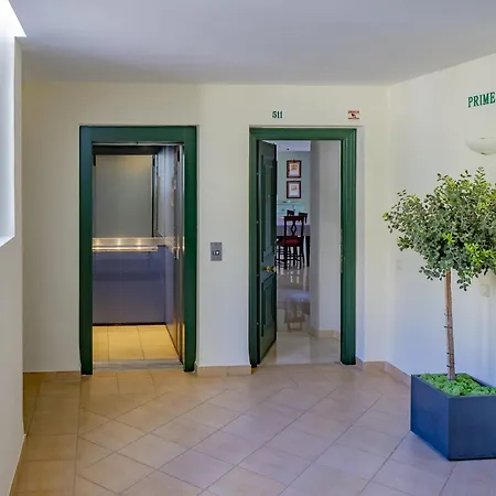 Apartament Cubo's Boutique Elviria Hills *