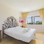 Cubo's Boutique Elviria Hills * Marbella