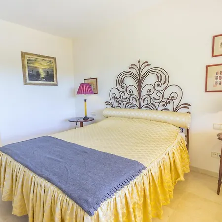 Cubo's Boutique Elviria Hills * Marbella