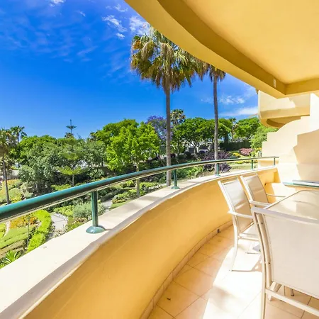 Апартаменти Cubo's Boutique Elviria Hills *