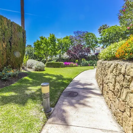 Cubo's Boutique Elviria Hills Апартаменти Марбелья