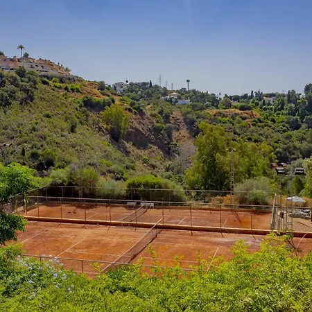 Daire Cubo's Boutique Elviria Hills Marbella