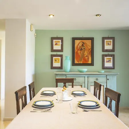 Cubo's Boutique Elviria Hills * Marbella