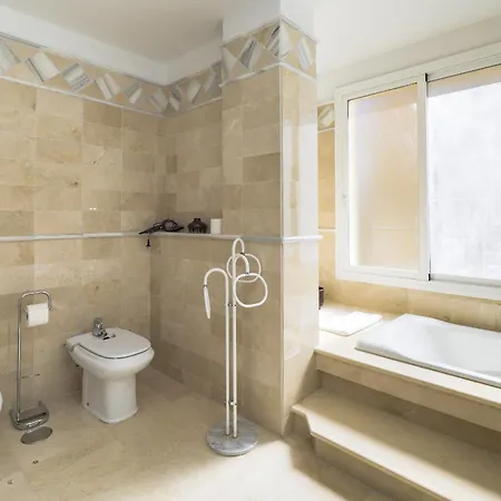 Cubo's Boutique Elviria Hills Апартаменти *