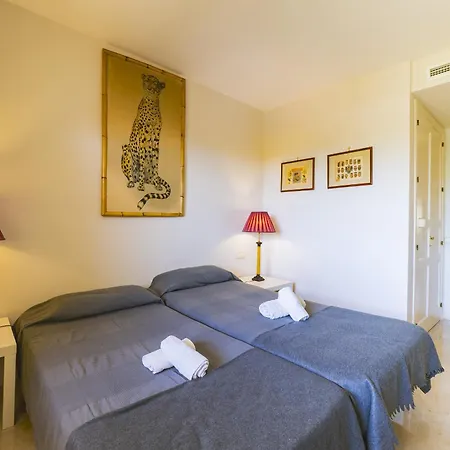 Cubo's Boutique Elviria Hills Апартаменти