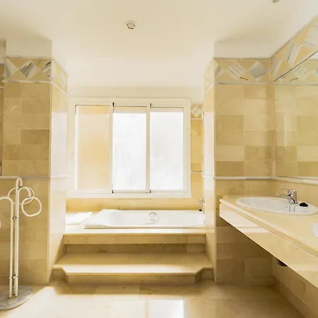 Cubo's Boutique Elviria Hills Апартаменти Марбелья