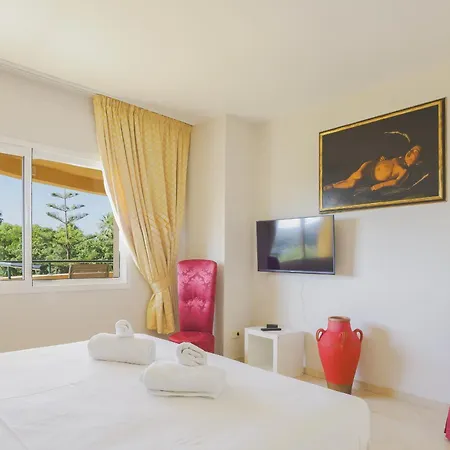 Cubo's Boutique Elviria Hills * Marbella