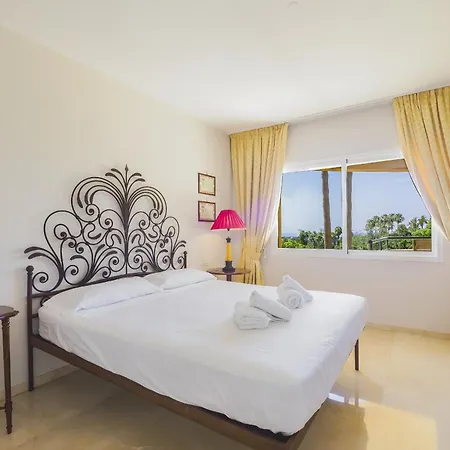 Cubo's Boutique Elviria Hills * Марбелья