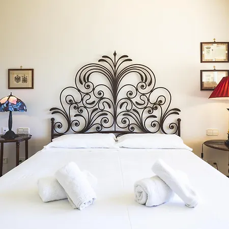 Апартаменти Cubo's Boutique Elviria Hills