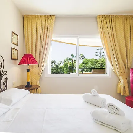 Cubo's Boutique Elviria Hills Апартаменти Марбелья