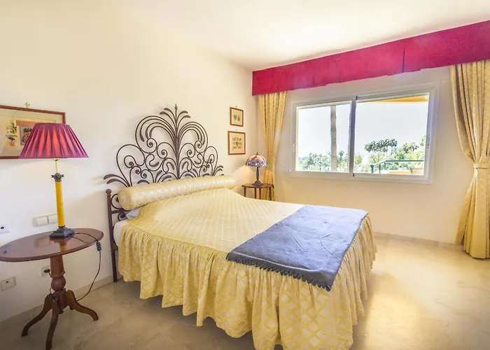 דירה Cubo's Boutique Elviria Hills *