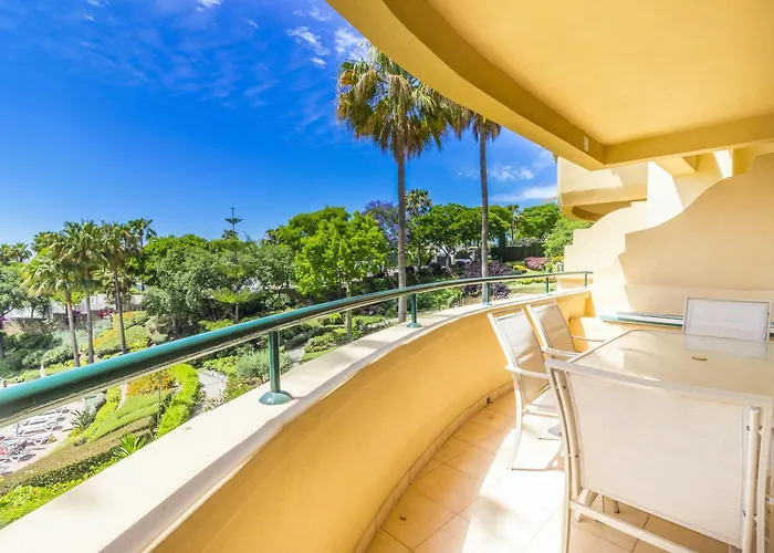דירה Cubo's Boutique Elviria Hills *