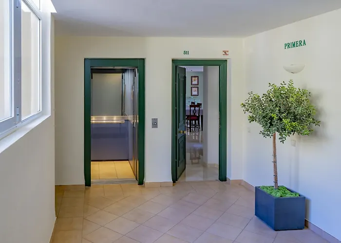 דירה Cubo's Boutique Elviria Hills *