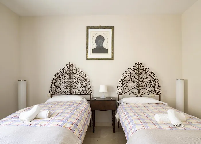 דירה Cubo's Boutique Elviria Hills *