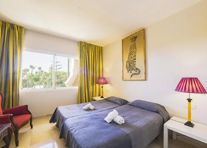 דירה Cubo's Boutique Elviria Hills *