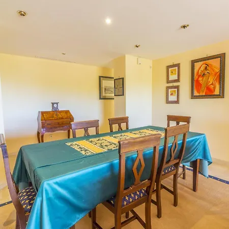 Cubo's Boutique Elviria Hills Marbella