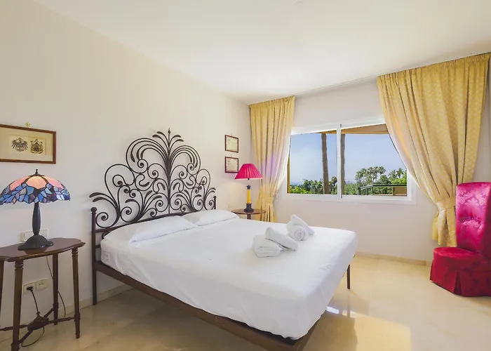 Cubo's Boutique Elviria Hills * マルベーリャ